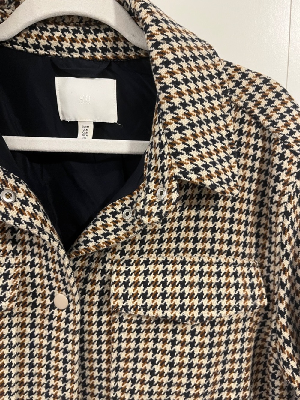 H&M Houndstooth Snap-Front Shacket in Black, Tan, and Cream - Picture 2 of 3